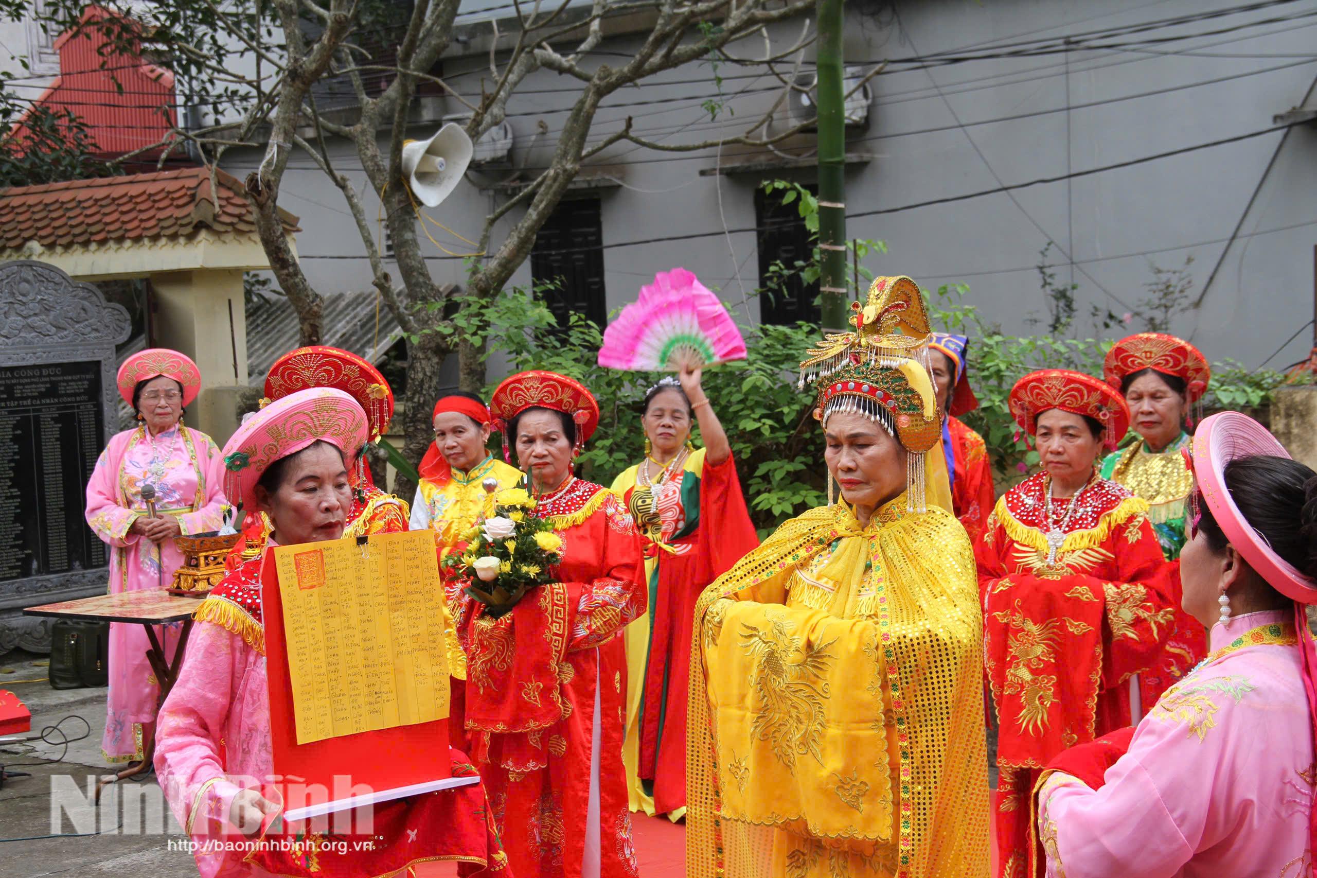 Các thành viên đội tế lễ truyền thống tổ dân phố Trường Sơn, phường Tây Hoa Lư tập luyện nghi lễ tế Cửu Khúc.