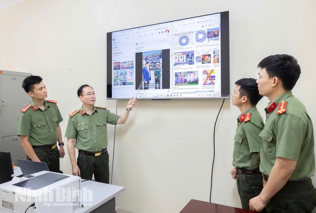 Phòng An ninh mạng và phòng, chống tội phạm sử dụng công nghệ cao (Công an tỉnh Ninh Bình) phân tích, nhận diện các thông tin xấu, độc trên không gian mạng. Ảnh: Viết Dư