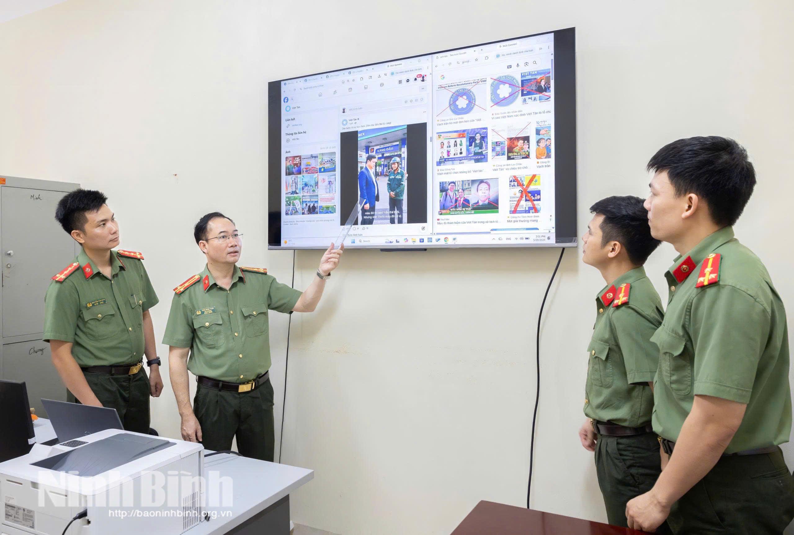 Phòng An ninh mạng và phòng, chống tội phạm sử dụng công nghệ cao (Công an tỉnh Ninh Bình) phân tích, nhận diện các thông tin xấu, độc trên không gian mạng. Ảnh: Viết Dư