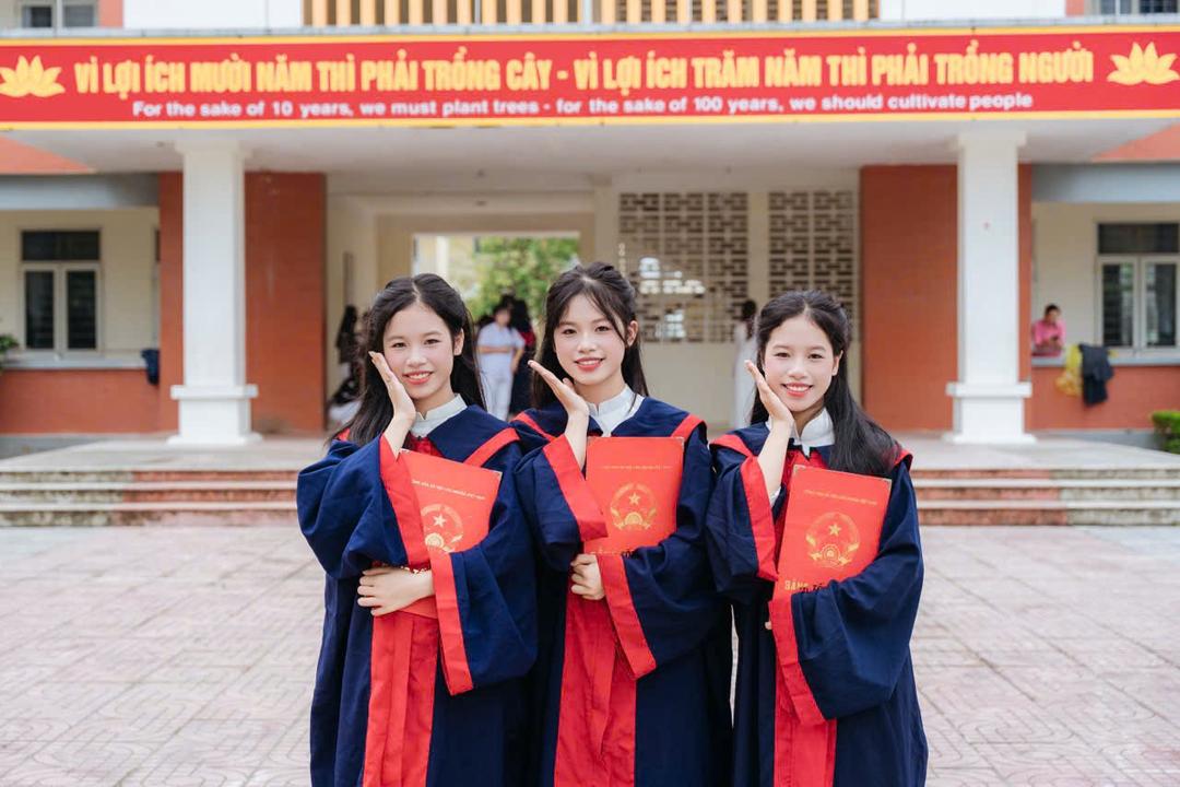 3 chị em trong buổi chụp ảnh kỷ yếu tại Trường THCS Ninh Giang.
