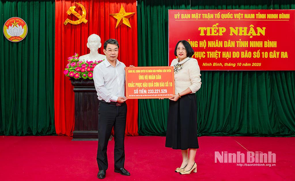 Đảng bộ, chính quyền và nhân dân phường Liêm Tuyền ủng hộ nhân dân khắc phục hậu quả cơn bão số 10.