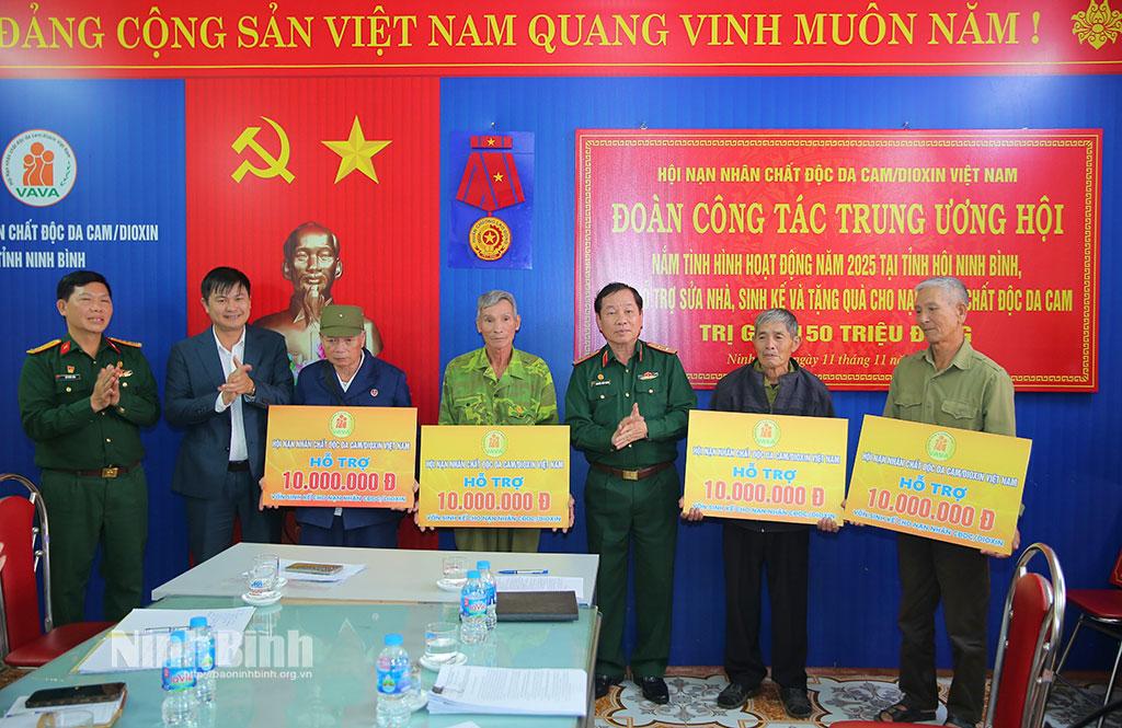 Lãnh đạo Trung ương Hội Nạn nhân chất độc da cam/dioxin trao hỗ trợ sinh kế cho nạn nhân chất độc da cam/dioxin tỉnh Ninh Bình.