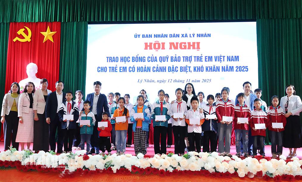 Các em học sinh có hoàn cảnh đặc biệt, khó khăn được nhận học bổng của Quỹ Bảo trợ em Việt Nam.