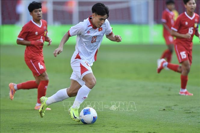 Pha đi bóng của Minh Phúc (Số 21, U22 Việt Nam). Ảnh: TTXVN