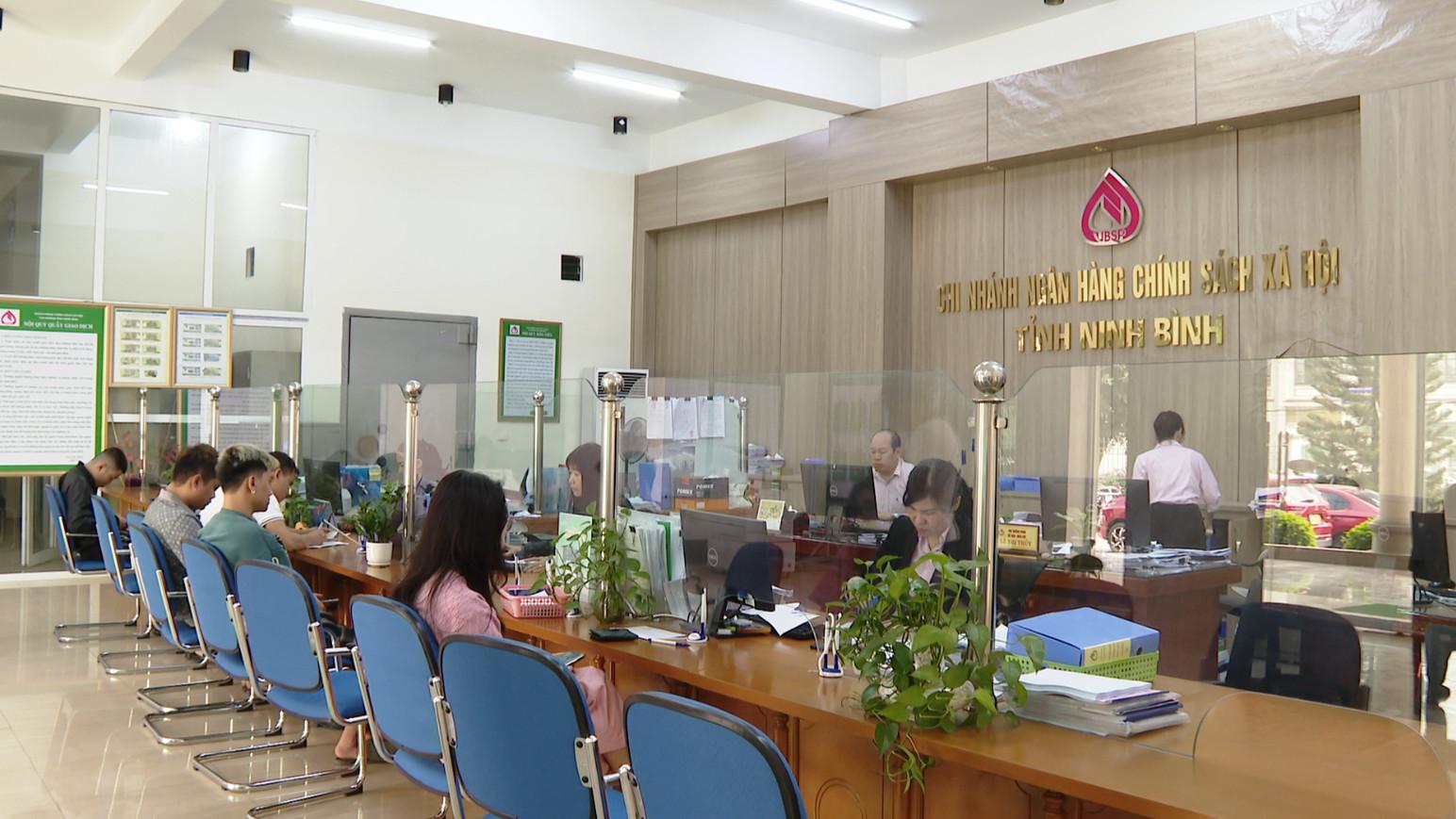 Giao dịch tại Chi nhánh Ngân hàng Chính sách xã hội tỉnh Ninh Bình. Ảnh: ĐTO