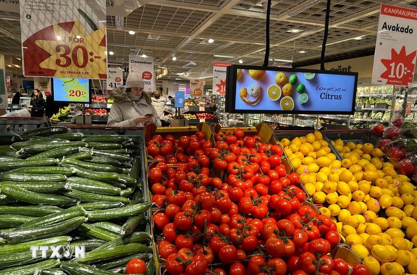 Người tiêu dùng mua sắm tại siêu thị ở Stockholm, Thụy Điển. (Nguồn: THX/TTXVN)