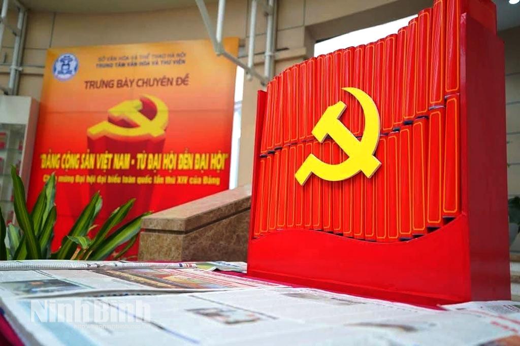Hướng tới Đại hội đại biểu toàn quốc lần thứ XIV của Đảng, Trung tâm Văn hóa và Thư viện Hà Nội tổ chức trưng bày chuyên đề “Đảng Cộng sản Việt Nam - Từ đại hội đến đại hội”. Ảnh: Đức Lam