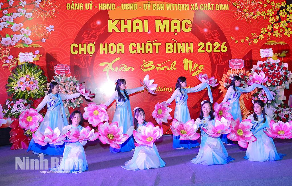 Biểu diễn văn nghệ tại lễ khai mạc chợ hoa.