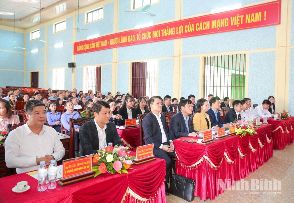 Các đại biểu dự hội nghị tiếp xúc cử tri tại xã Nghĩa Sơn và xã Hồng Phong. Ảnh: Hoàng Tuấn