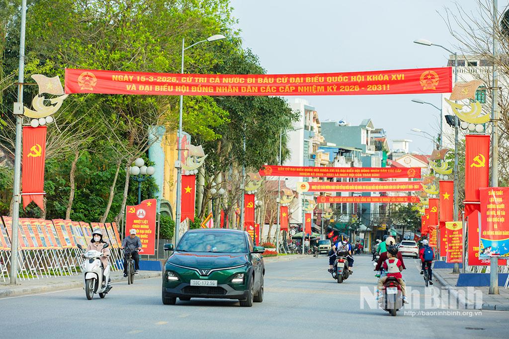 Trang trí khánh tiết tuyên truyền ngày hội bầu cử tại đường Vị Hoàng, phường Nam Định. Ảnh: Viết Dư