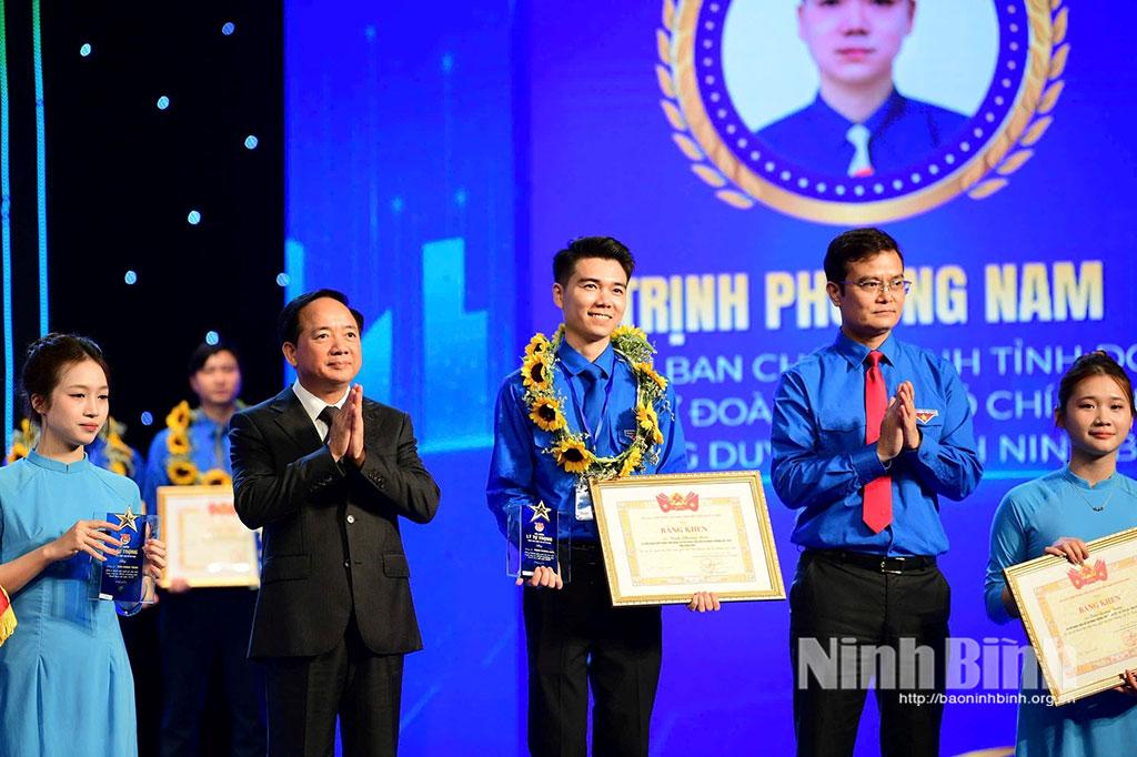 Đồng chí Trịnh Phương Nam, Ủy viên Ban Chấp hành Tỉnh đoàn, Bí thư Đoàn phường Duy Tiên vinh dự được nhận giải thưởng Lý Tự Trọng năm 2026 - phần thưởng cao quý dành cho cán bộ Đoàn tiêu biểu trên cả nước.