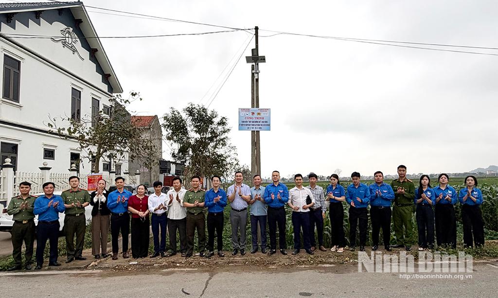 Các đại biểu khánh thành công trình “Thắp sáng đường quê”.