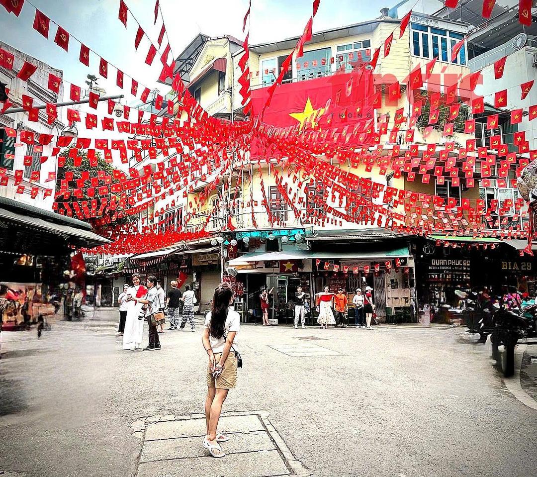 Treo cờ dịp nghỉ lễ, Tết. Ảnh: TTXVN