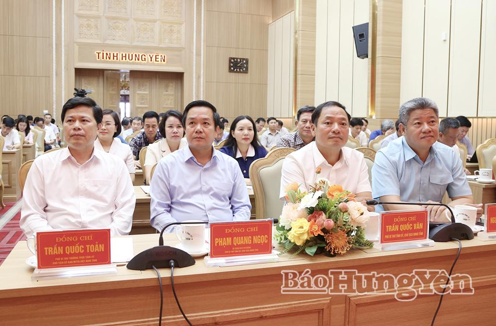 Các đồng chí lãnh đạo tỉnh và đại biểu dự hội nghị.