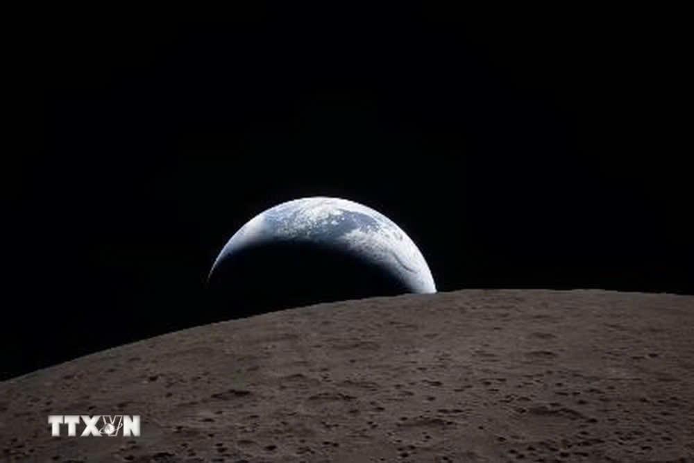 Bức ảnh “Trái Đất lặn” được phi hành đoàn Artemis II ghi lại ngày 6/4 từ tàu vũ trụ Orion. (Ảnh: Kyodo/TTXVN)