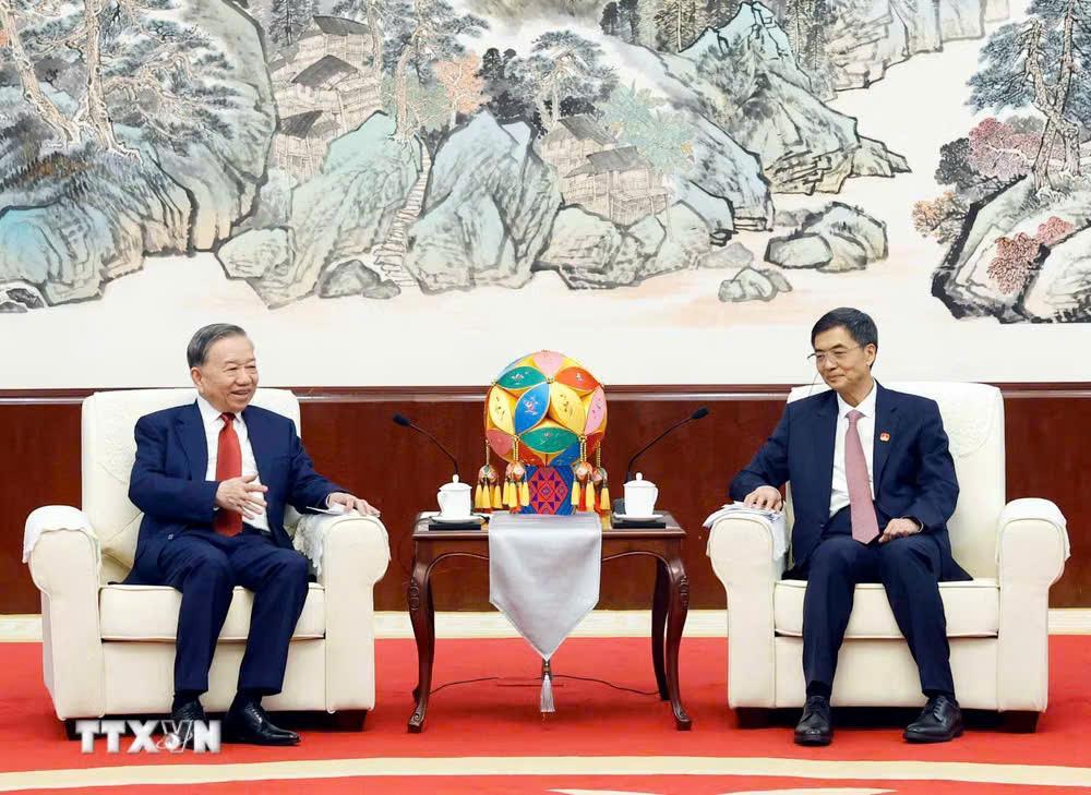 Tổng Bí thư, Chủ tịch nước Tô Lâm tiếp đồng chí Trần Cương, Ủy viên Trung ương Đảng, Bí thư khu ủy Khu tự trị dân tộc Choang Quảng Tây. (Ảnh: Thống Nhất/TTXVN)