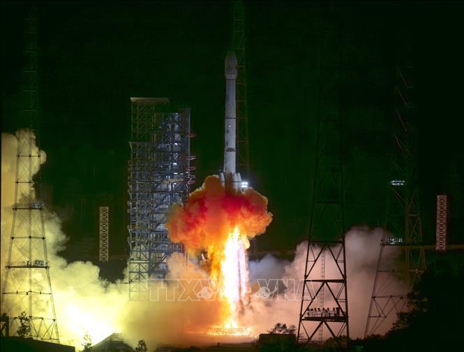 Tên lửa đẩy Trường Chinh-3B mang theo tàu Thiên Vấn-2 rời bệ phóng tại Trung tâm Phóng vệ tinh Tây Xương ở tỉnh Tứ Xuyên, Trung Quốc sáng 29/5/2025. Ảnh: THX/TTXVN