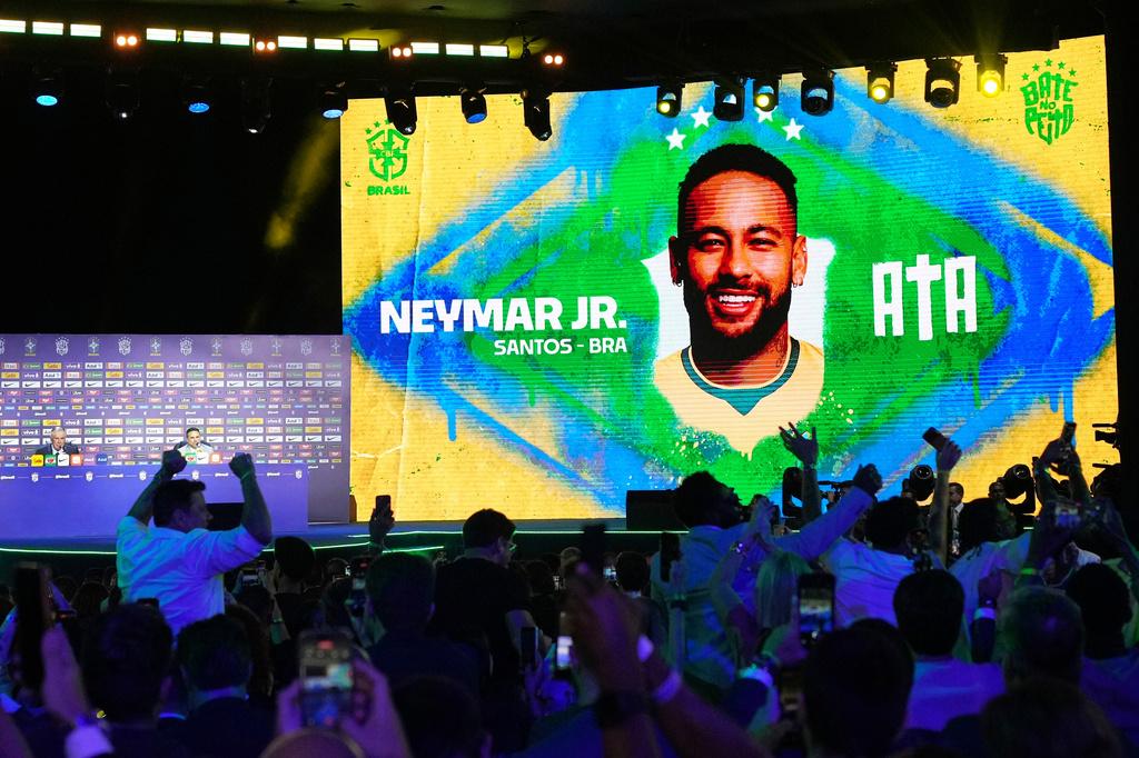 Màn hình hiển thị hình ảnh của Neymar sau khi huấn luyện viên Carlo Ancelotti (bên trái) điền tên anh vào đội tuyển Brazil tham dự World Cup 2026 tại Rio de Janeiro vào ngày 18 tháng 5 năm 2026. (Ảnh: AP/Silvia Izquierdo)