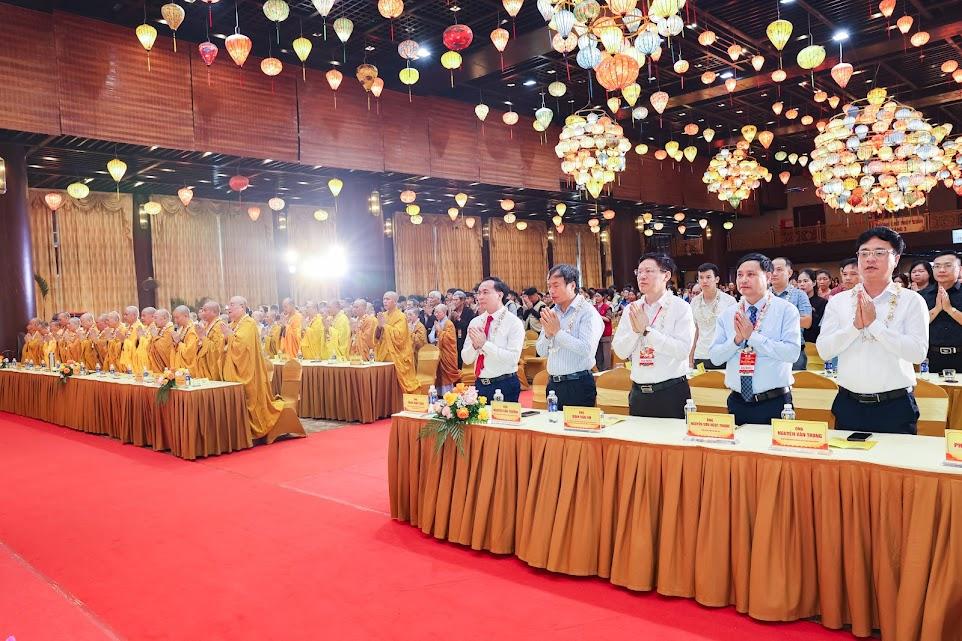 Các đại biểu thực hiện nghi thức cầu nguyện cho quốc thái dân an.