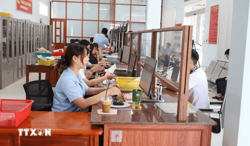Hoạt động tại một trung tâm phục vụ hành chính công. (Ảnh: TTXVN)
