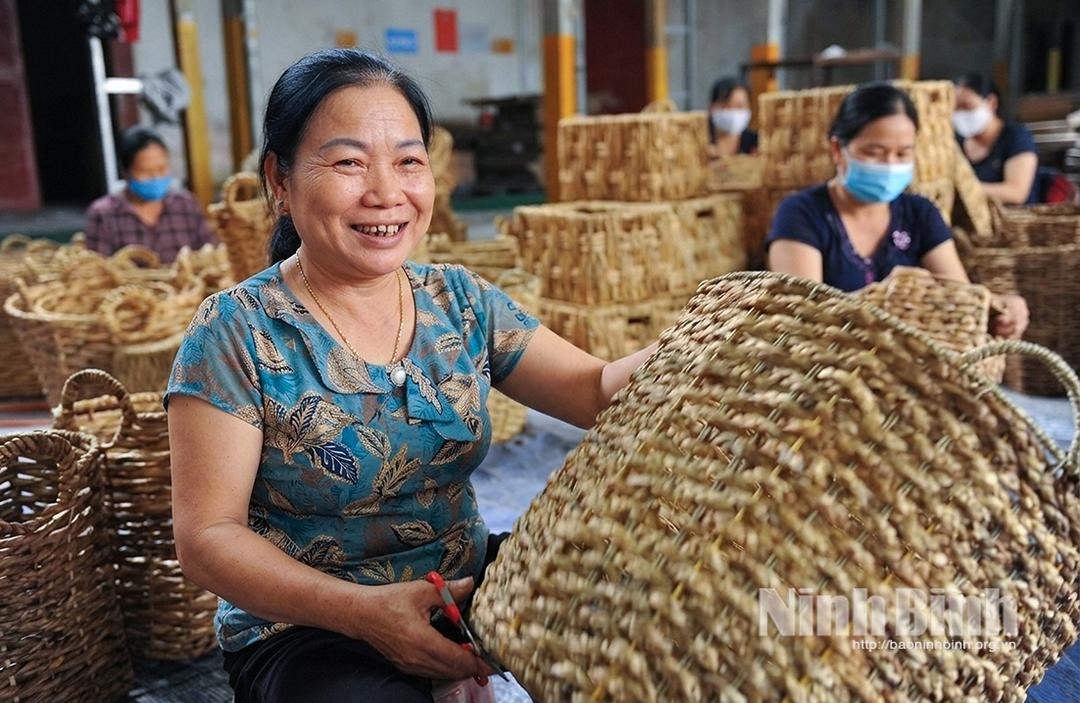 Người dân xã Chất Bình gắn bó, giữ gìn nghề đan lát thủ công truyền thống. Ảnh: Viết Dư