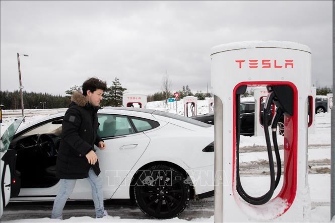 Xe điện của hãng Tesla được sạc tại một trạm ở Jessheim, Nauy. (Ảnh: AFP/TTXVN)