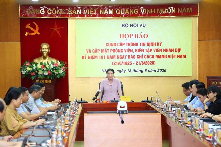 Thứ trưởng Bộ Nội vụ Nguyễn Thị Hà chủ trì họp báo cung cấp thông tin định kỳ của Bộ Nội vụ - Ảnh: VGP