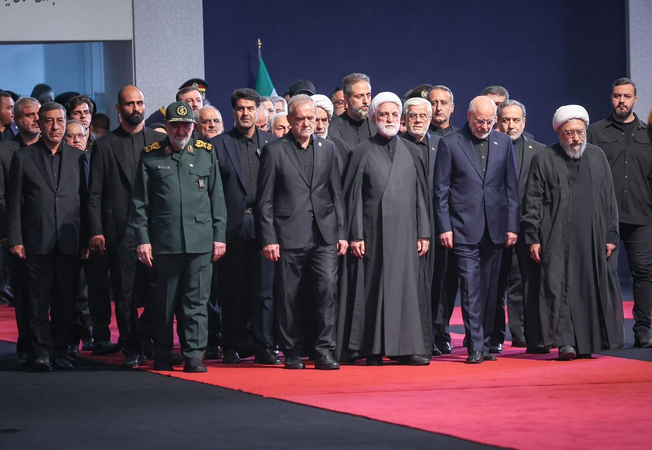 Tổng thống Iran Masoud Pezeshkian (thứ 2, trái, hàng đầu), Chủ tịch Quốc hội Mohammad Bagher Ghalibaf (thứ 2, phải, hàng đầu), Bộ trưởng Ngoại giao Abbas Araghchi (thứ 2 phải, hàng hai) viếng Đại giáo chủ Ali Khamenei tại Đại giáo đường Imam Khomeini Mosalla ở Tehran, ngày 3/7/2026. Ảnh: Anadolu Agency/TTXVN