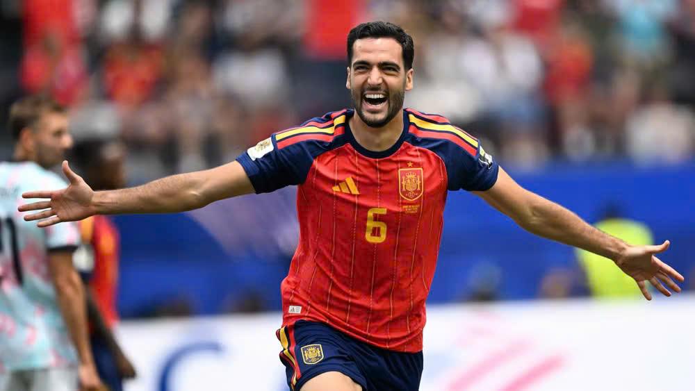 Tiền vệ Mikel Merino ăn mừng sau khi ghi bàn thắng nâng tỷ số lên 2-1 cho Tây Ban Nha. (Ảnh: THX/TTXVN)