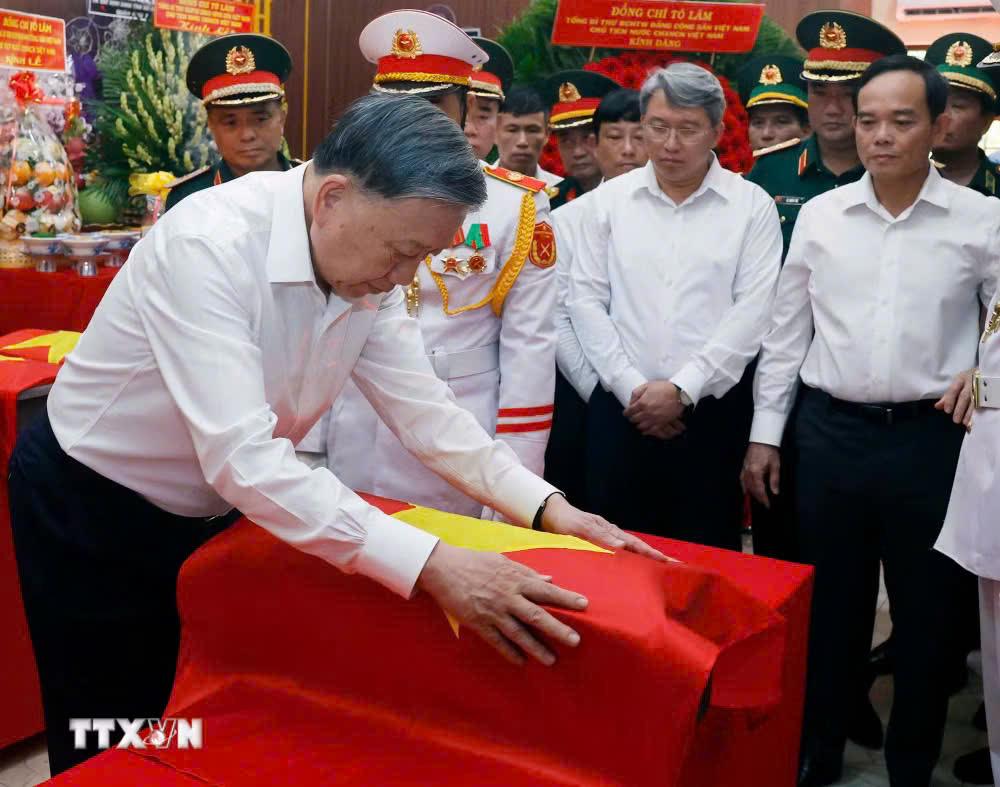 Tổng Bí thư, Chủ tịch nước Tô Lâm thực hiện nghi thức tại Nhà quàn hài cốt các liệt sỹ. (Ảnh: Thống Nhất/TTXVN)