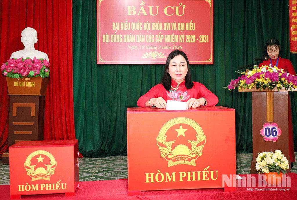 Đồng chí Đinh Thị Lụa, Phó Bí thư Thường trực Tỉnh ủy, Phó Trưởng Ban chỉ đạo cuộc bầu cử tỉnh tham gia bỏ phiếu tại Khu vực bỏ phiếu số 6, phường Lý Thường Kiệt.