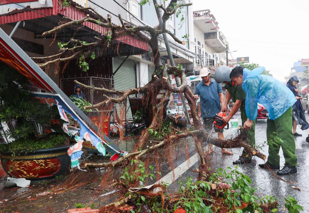 Lực lượng Công an xã Quỹ Nhất giúp đỡ người dân dọn dẹp sau giông lốc