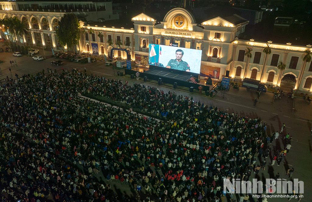 Hàng nghìn người dân đến xem bộ phim Mưa đỏ.