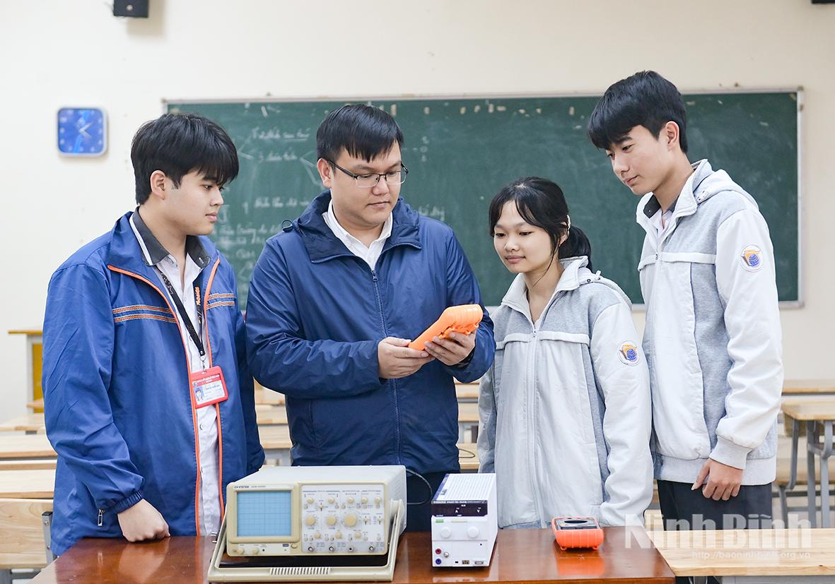 Thầy Nguyễn Hải Dương và 3 học sinh đạt giải Nhất môn Vật Lý Kỳ thi chọn học sinh giỏi quốc gia năm học 2025 2026.