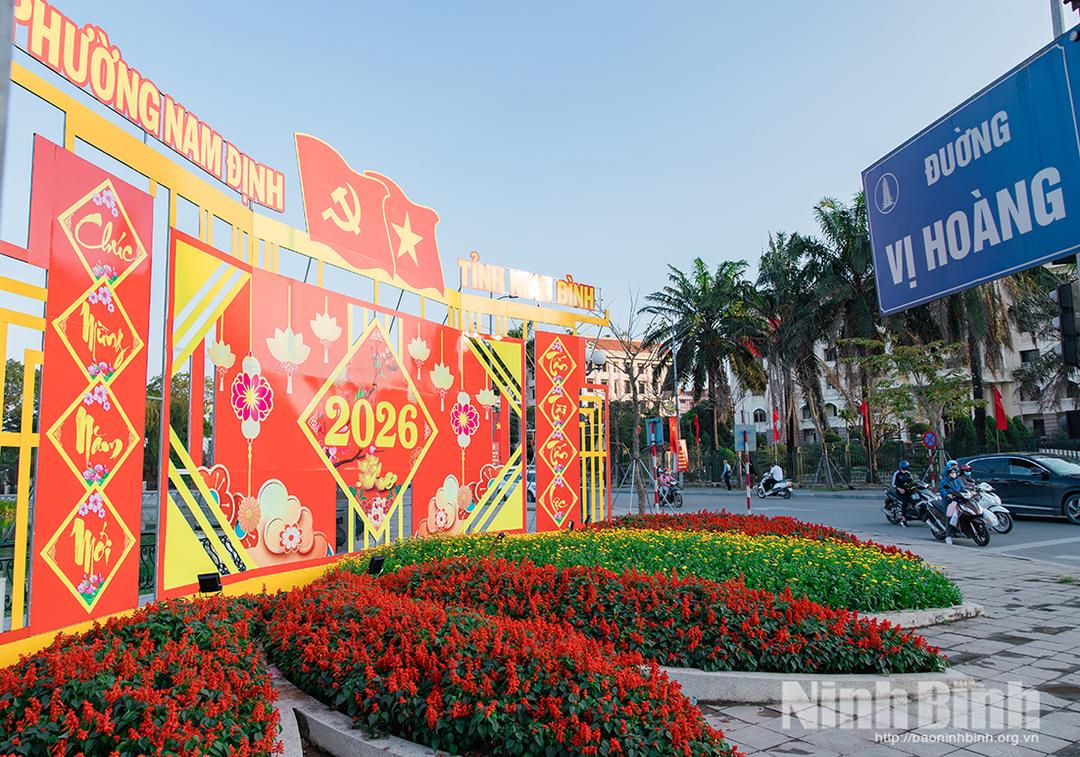Trang trí khánh tiết tại đường Vị Hoàng.