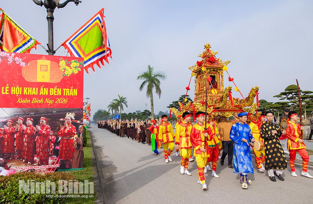 Nghi lễ rước kiệu Ngọc Lộ diễn ra vào ngày 11 tháng Giêng. Đoàn rước thực hiện nghi thức rước chân nhang Đức Vua - Phật hoàng Trần Nhân Tông từ Chùa Phổ Minh sang Đền Thiên Trường.