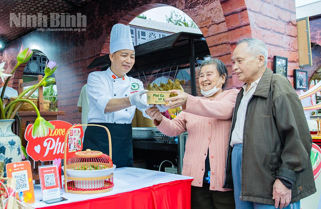 Các thực khách được phục vụ tận tình tại các gian hàng phở. Ảnh: Viết Dư