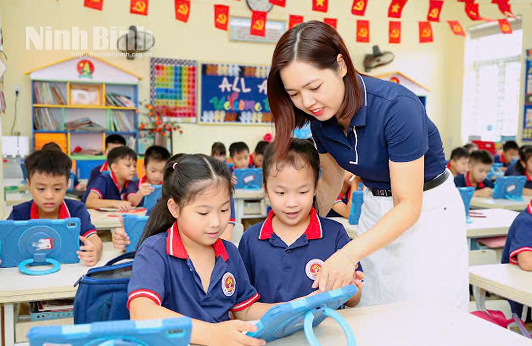 Giáo viên trường tiểu học Trần Nhân Tông đóng vai trò thiết kế và hỗ trợ, giúp học sinh nhanh chóng làm chủ các thiết bị công nghệ trong quá trình học tập