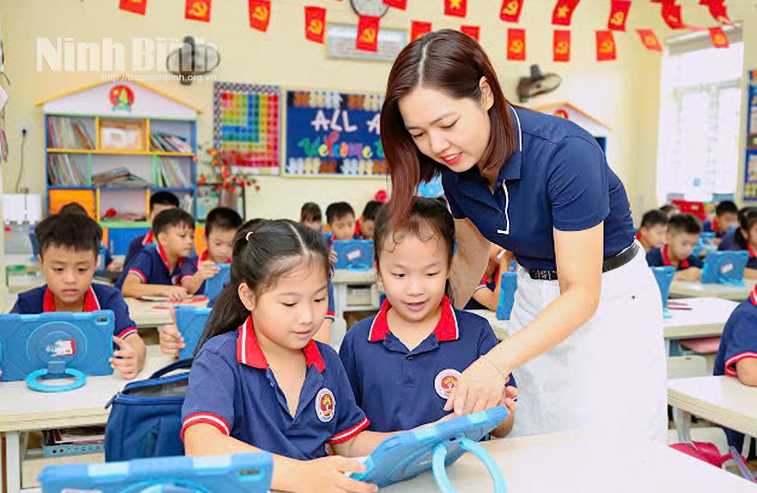 Giáo viên trường tiểu học Trần Nhân Tông đóng vai trò thiết kế và hỗ trợ, giúp học sinh nhanh chóng làm chủ các thiết bị công nghệ trong quá trình học tập