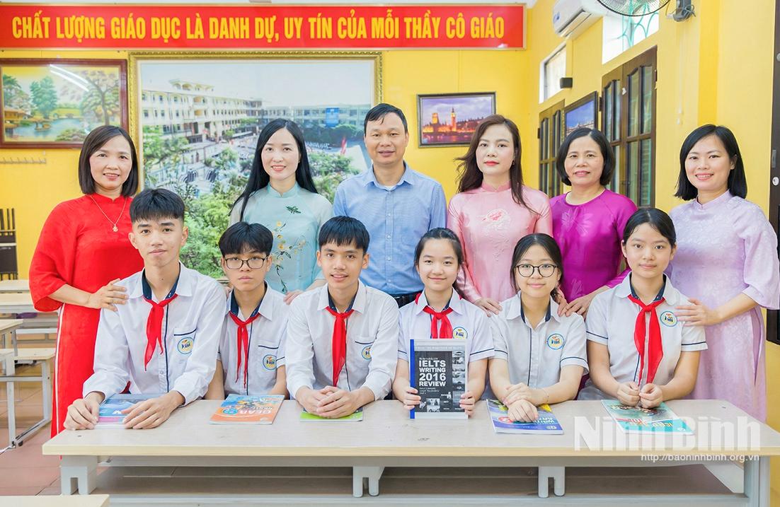 Các thầy, cô giáo và các em học sinh giỏi tiêu biểu trong kỳ thi chọn học sinh giỏi cấp tỉnh năm học 2025-2026 của Trường THCS Trần Đăng Ninh.