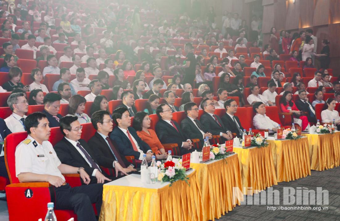 Các đại biểu tham dự lễ bế mạc.