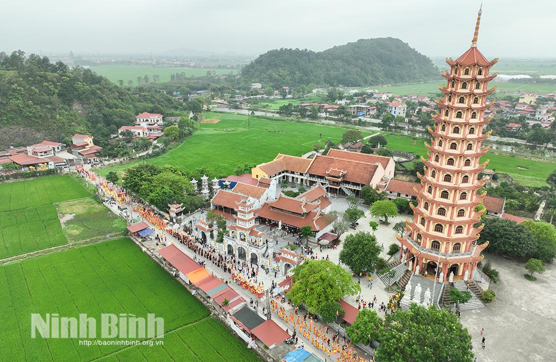 Toàn cảnh đoàn rước thỉnh kinh Phủ Tiên Hương. Ảnh: Viết Dư