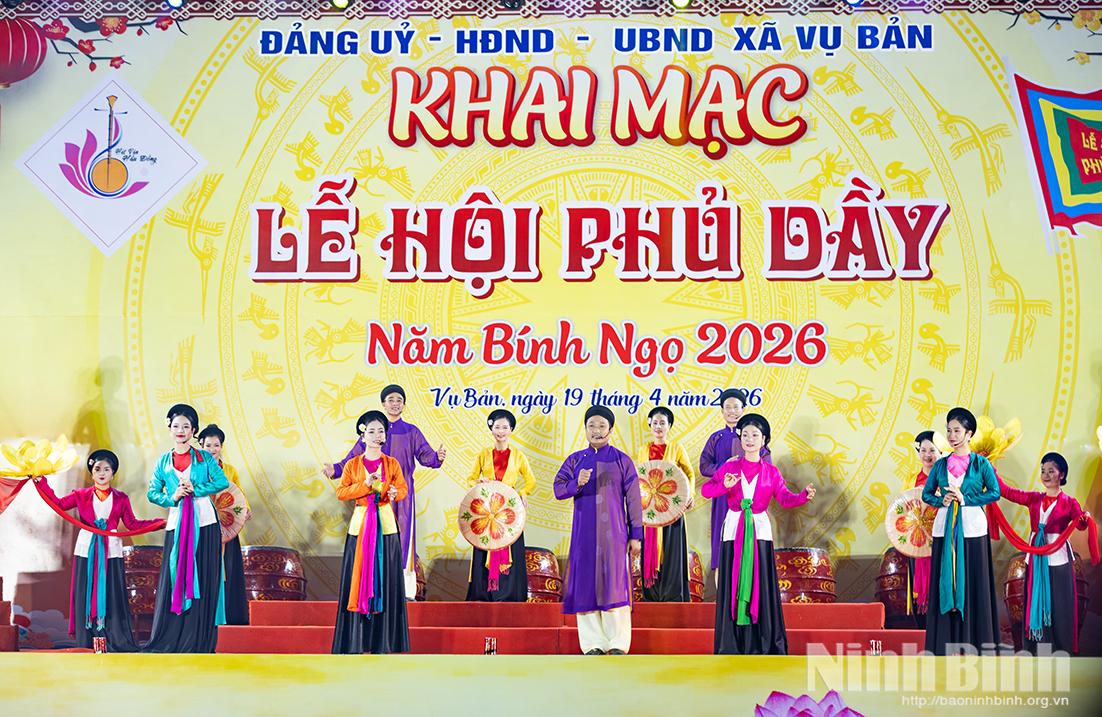 Tiết mục văn nghệ dân gian trong khai hội Phủ Dầy 2026. Ảnh: Viết Dư
