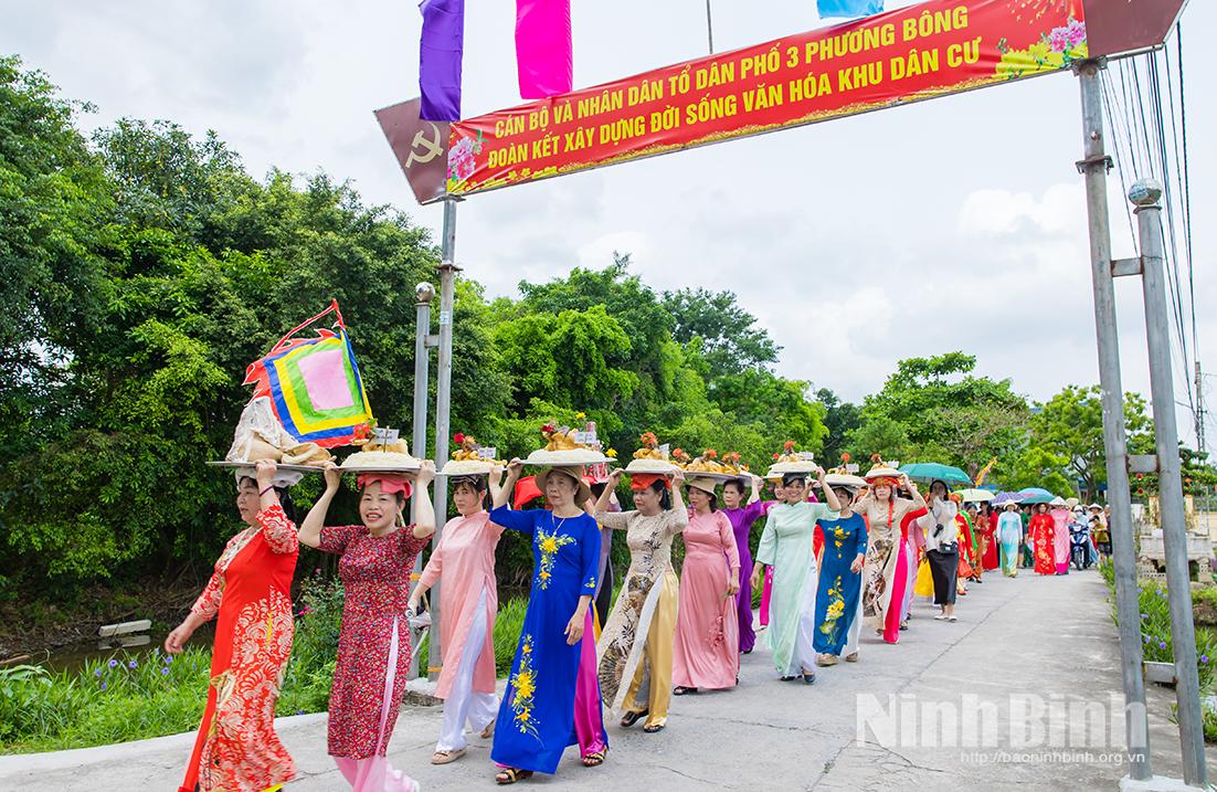 Nghi thức rước các vật phẩm dâng thánh Mẫu.