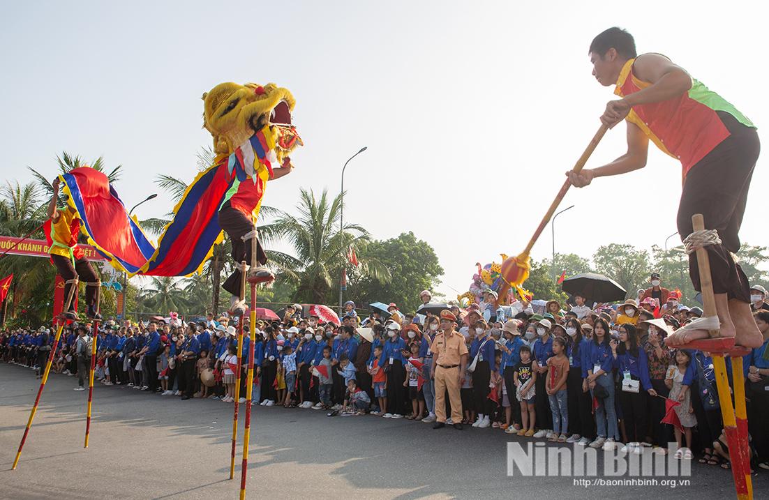 Biểu diễn cà kheo tại ngày hội văn hóa thể thao truyền thống xã Hải Hậu. Ảnh: Viết Dư