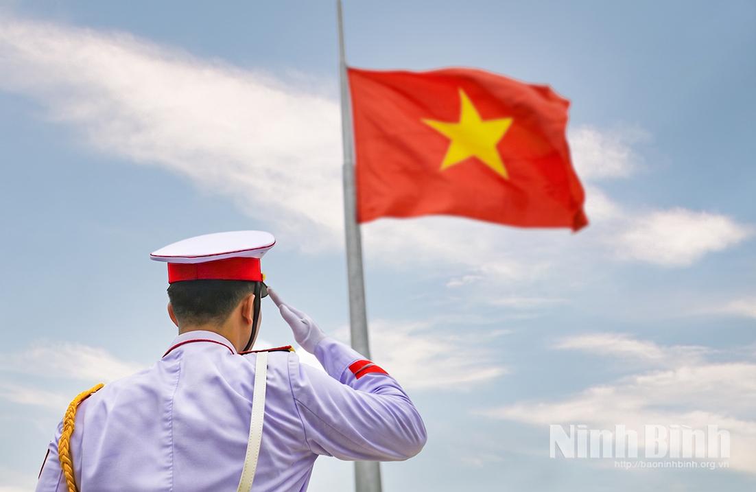 Cột cờ trên Đặc khu Cô Tô được làm bằng loại thép đặc biệt và bệ móng được thiết kế vững chắc giúp công trình có thể chịu được gió bão cấp 12.