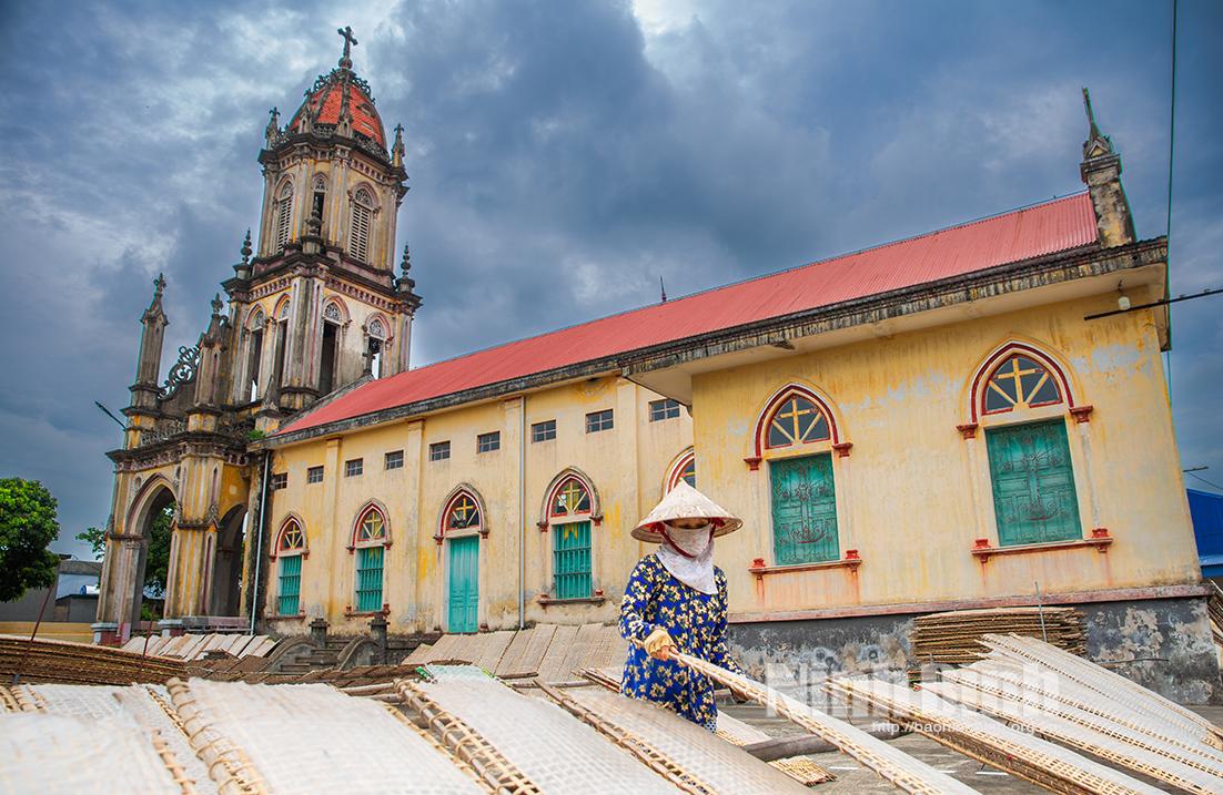 Người dân tranh thủ thời tiết được nắng phơi miến. Ảnh: Viết Dư