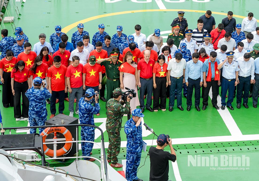 Các nhà báo tác nghiệp tại Lễ tưởng niệm các Anh hùng liệt sĩ và bà con ngư dân tử nạn trên vùng biển phía Đông Bắc.