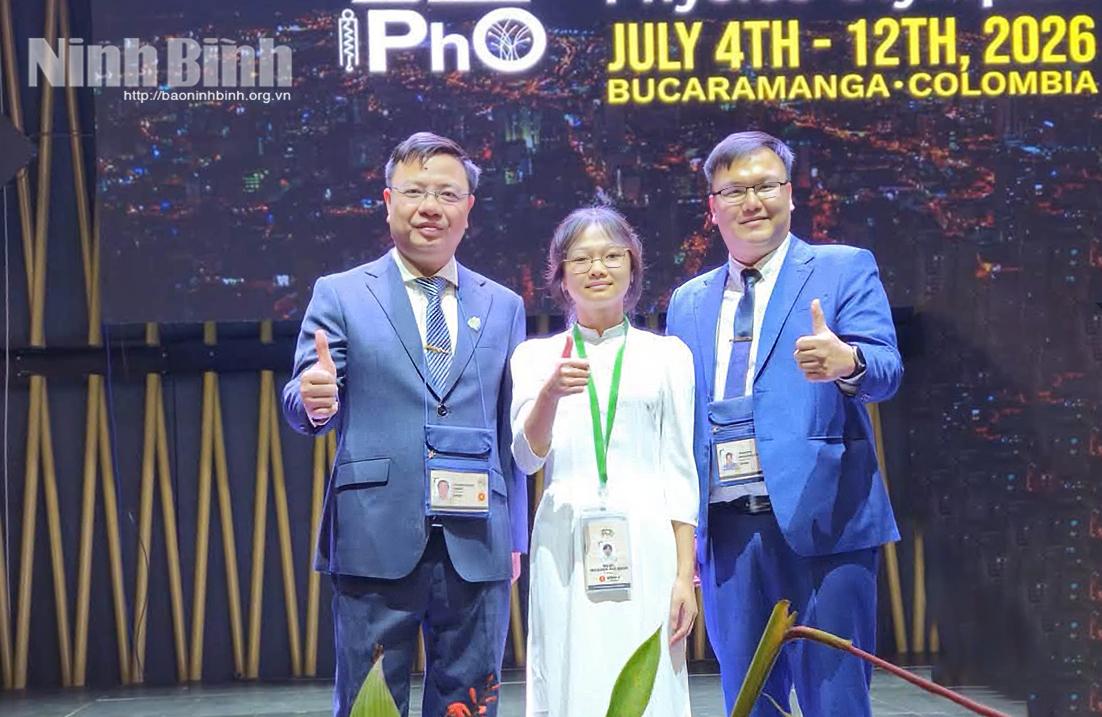 Em Nguyễn Thị Bích Ngọc và các thầy giáo Trường THPT chuyên Lê Hồng Phong tại Kỳ thi Olympic Vật lí quốc tế lần thứ 56 (IPhO 2026)