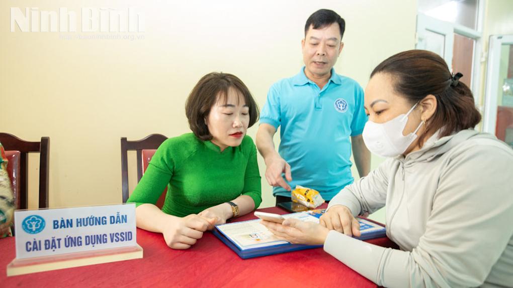 Cán bộ BHXH tỉnh hướng dẫn người dân cài đặt ứng dụng VSSID